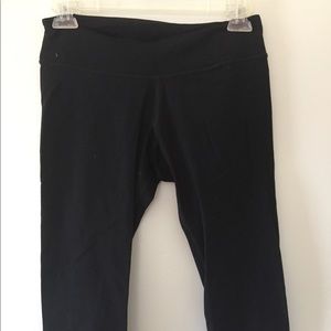 YOGASMOGA Cropped Black Leggings